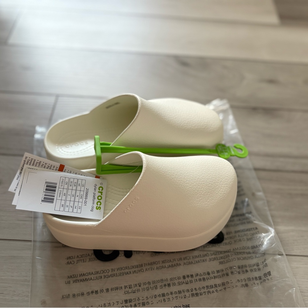 CROCS Dylan Platform Clogs. Size 4.  NEW WITH TAG